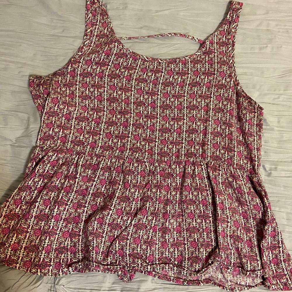 Cute floral top, cut out back